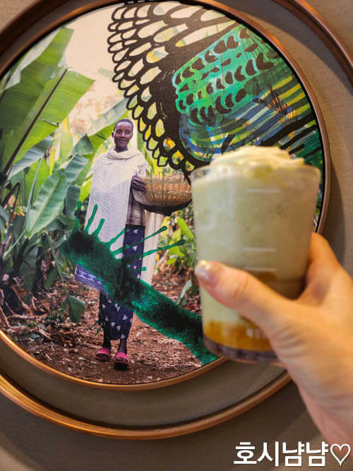 미사역 방이역점 사진속 소녀와 멜론 프라푸치노 만남