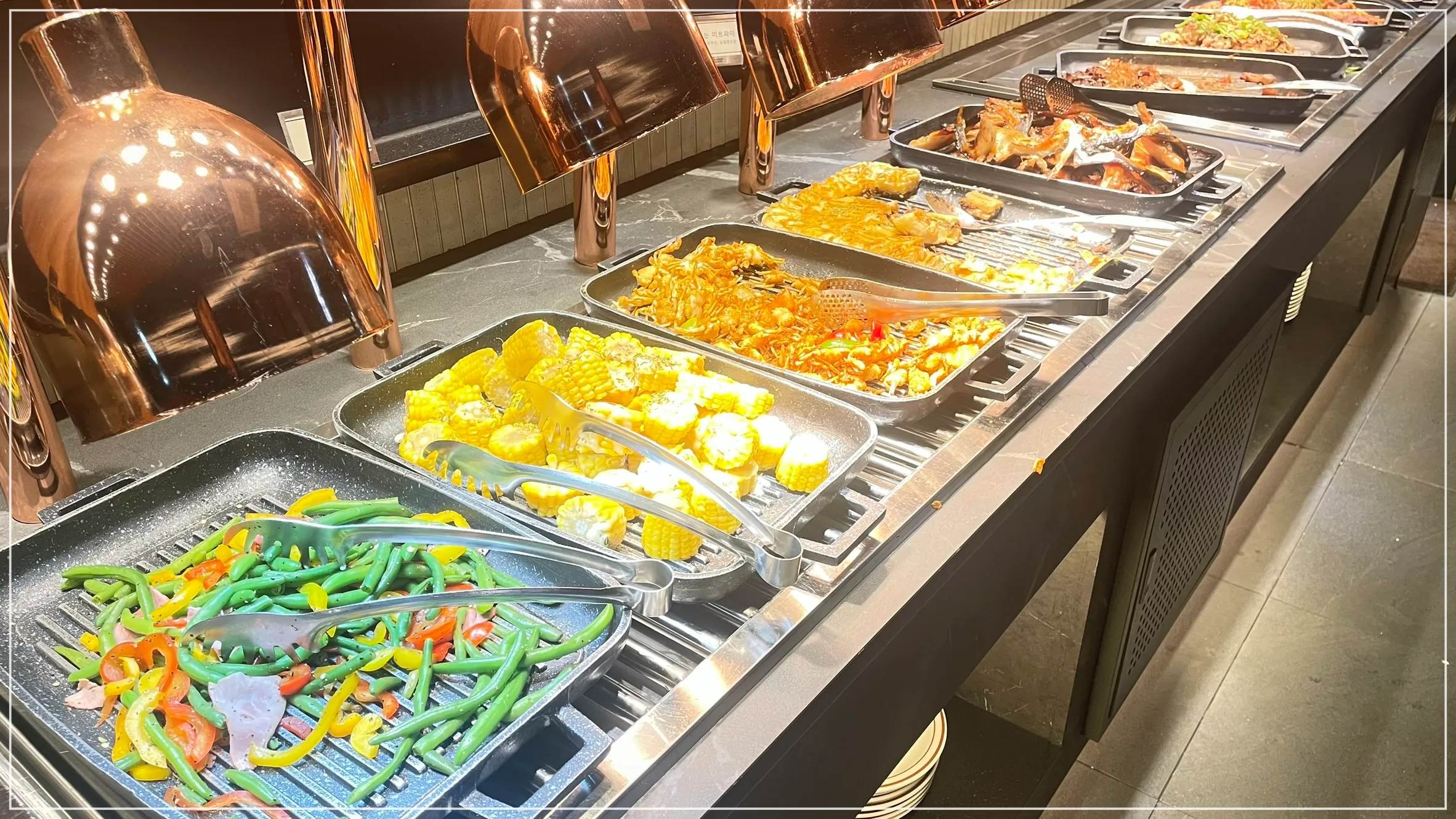 고메스퀘어-뷔페-음식-메뉴-진열