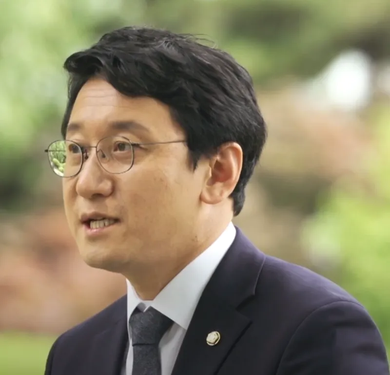 국회의원 인터뷰 사진25.webp