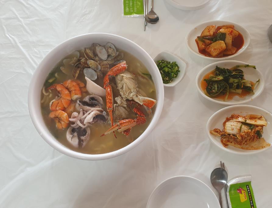 6시내고향 서산 해물칼국수 한상 차림