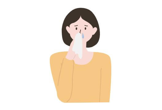 콧물을 흘리는 여성이 손수건으로 코를 만지고 있다.