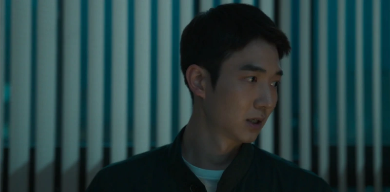 경찰서 창문을 배경으로 짧은 머리에 검은 점퍼를 입고 서 있는 드라마 유괴의 날 김주혁 캐릭터