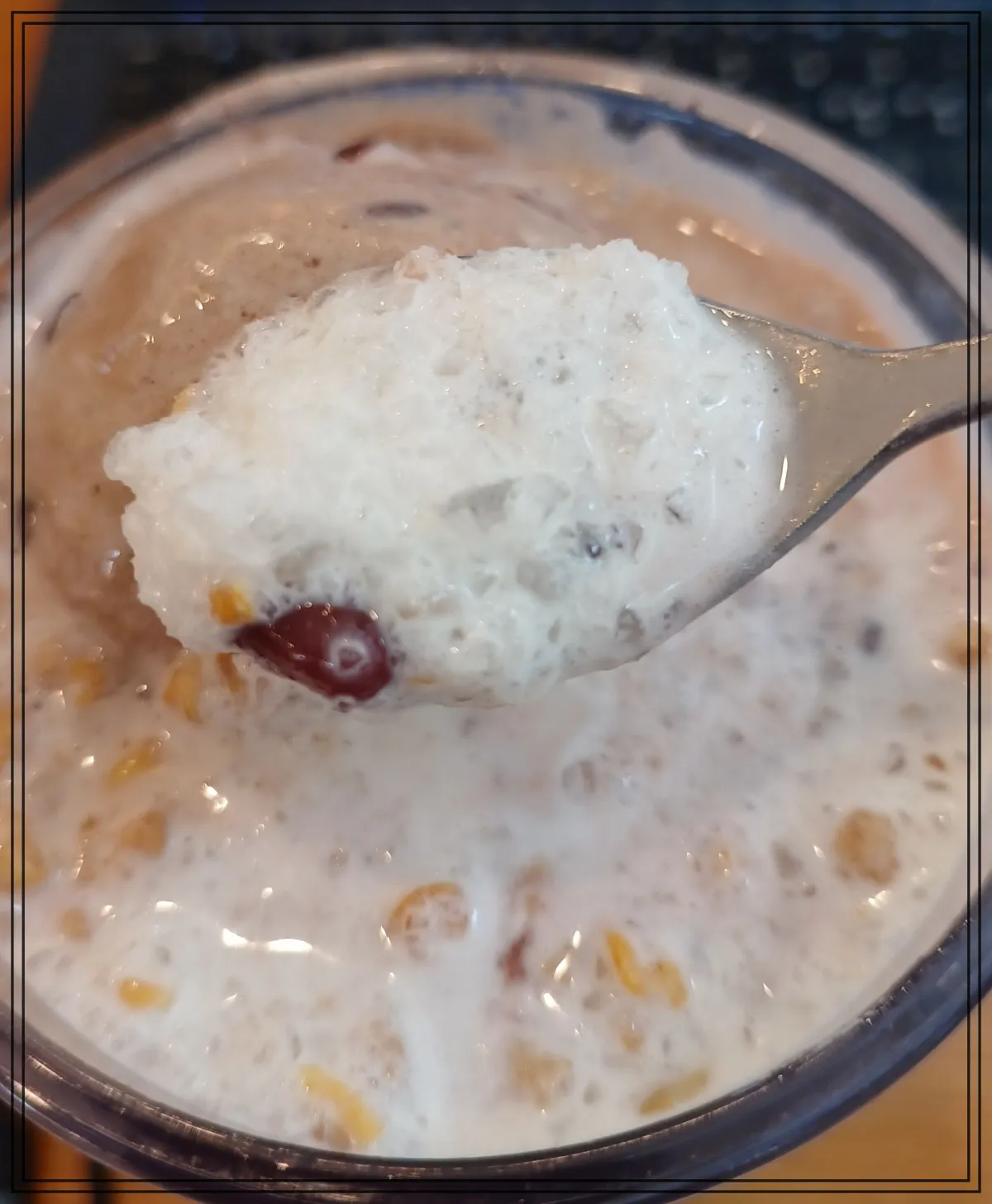 메가커피-팥빙젤라또-스푼샷-우유얼음과-통팥-옥수수-아이스크림-숟가락-클로즈업