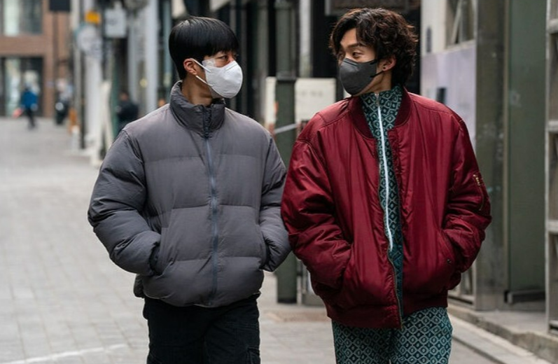 넷플릭스 사냥개들 속 서로 마주보고있는 주인공들