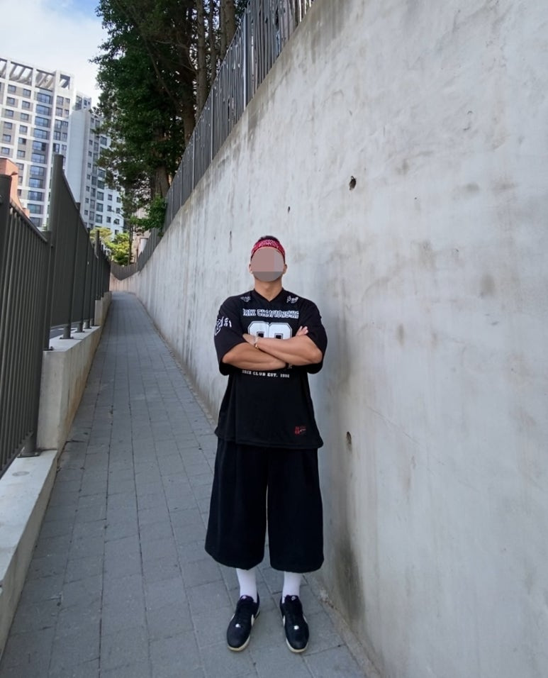 데일리룩('26. 6. 27.)로스코 4349 페이즐리 반다나, 드릭스 럭비 메시 슬리브 티셔츠, 무신사스탠다드 와이드 버뮤다 팬츠, 나이키 양말, 나이키 코르테즈 블랙 화이트
