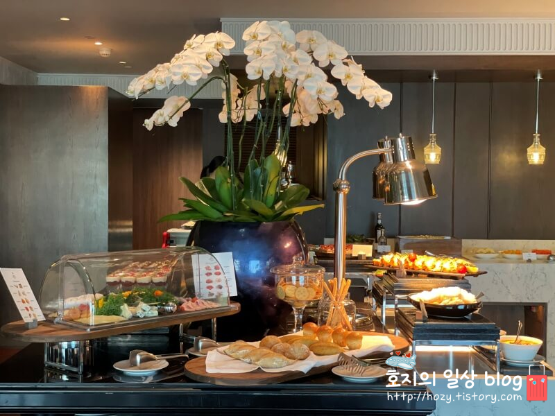 방콕 신돈 켐핀스키 이그제큐티브 라운지 뷔페