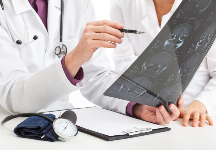 CT-사진을-보고있는-의사