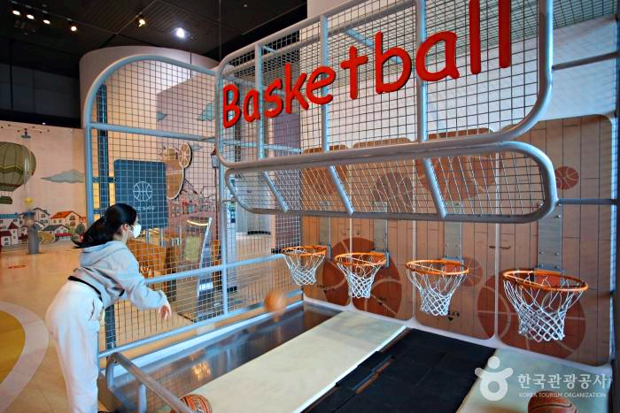 한 여자가 농구를 하고 있다.