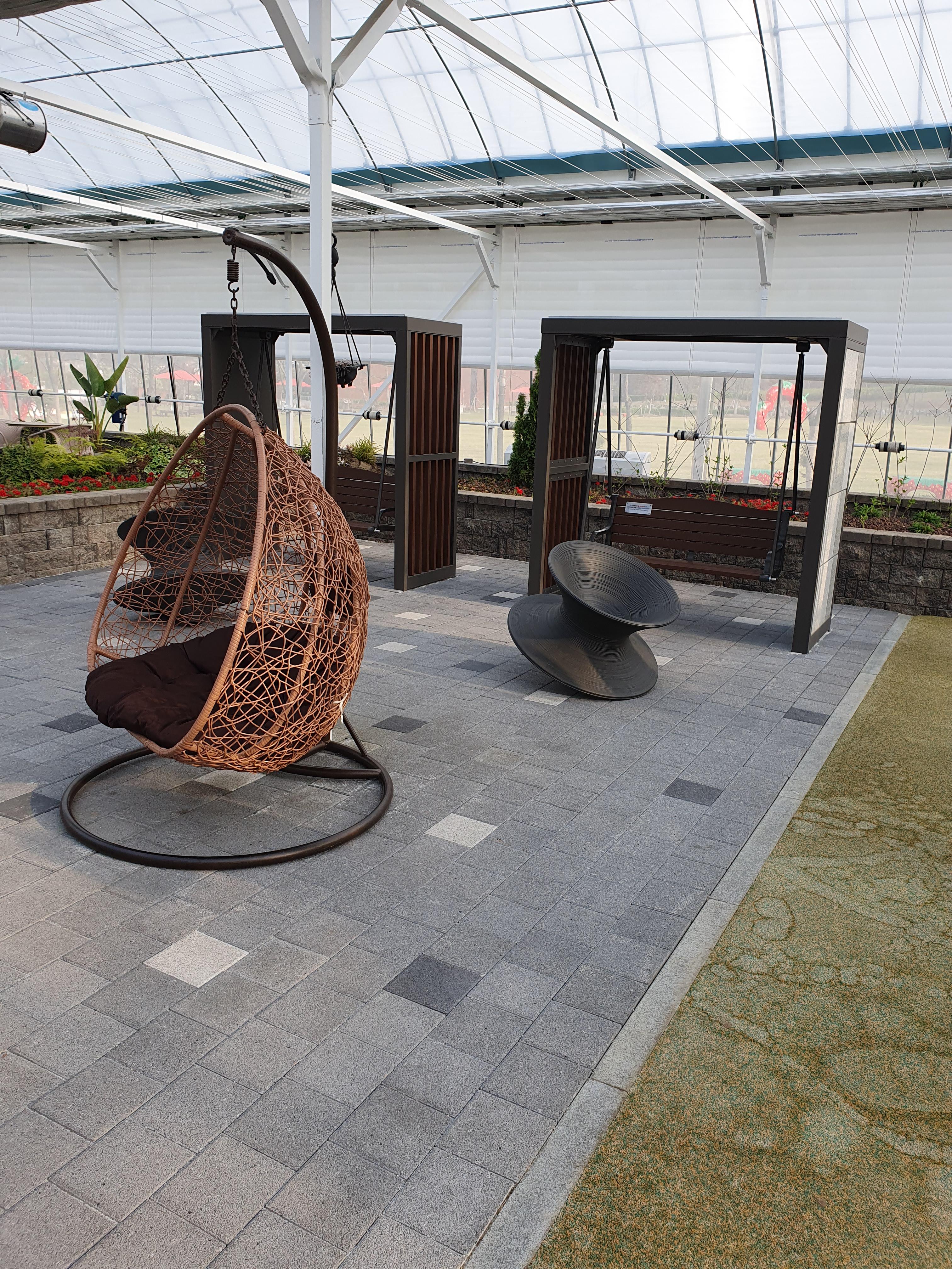 논산 딸기테마공원 딸기재배온실속에도 이렇게 쉬는 공간이 잘되어 있습니다.