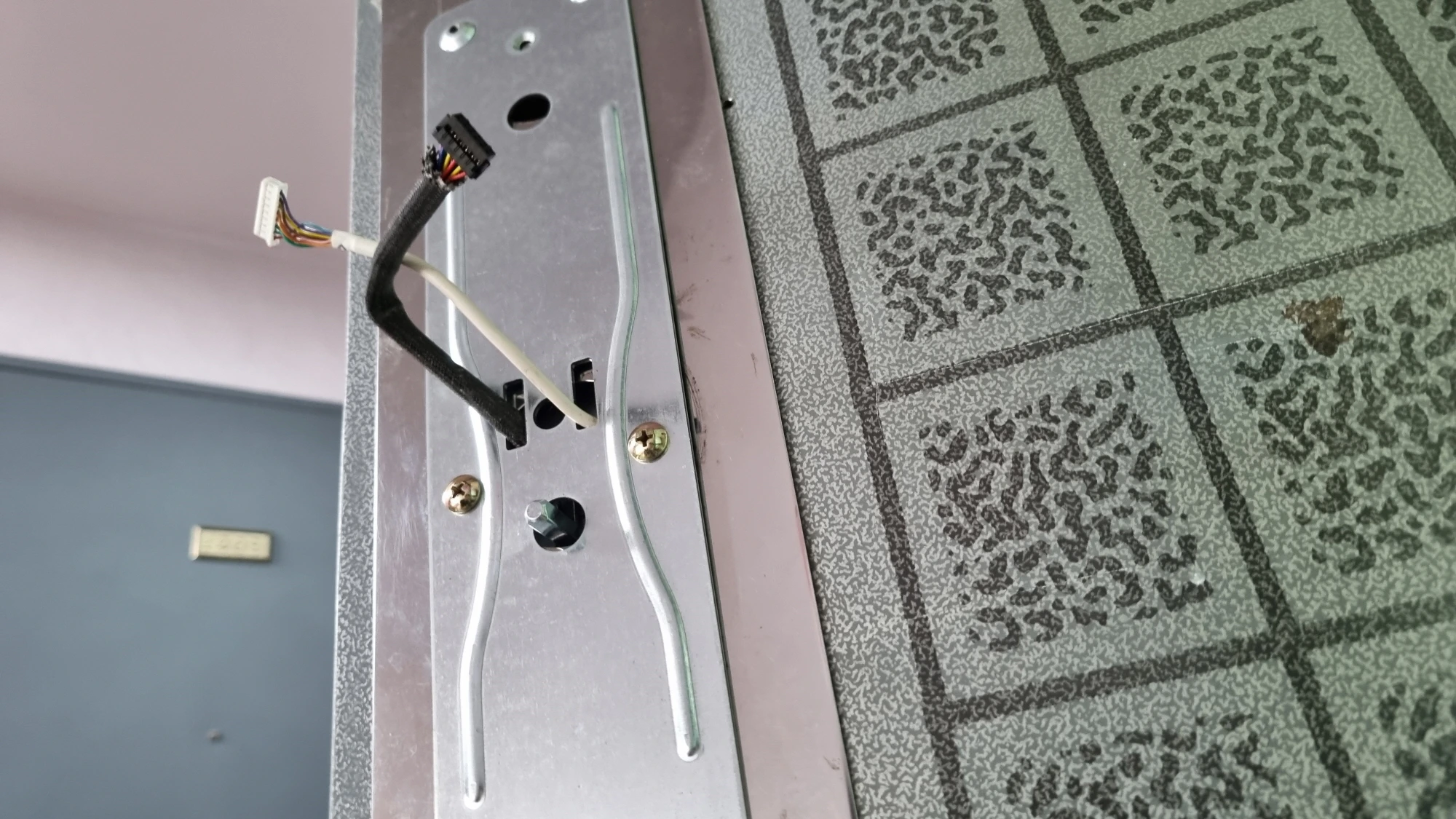 실외 도어록 고정 볼트 위치