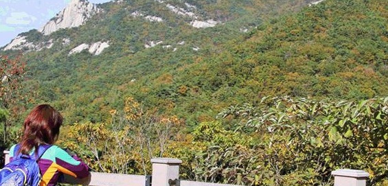 북한산을 보고 있는 등산객 사진입니다.