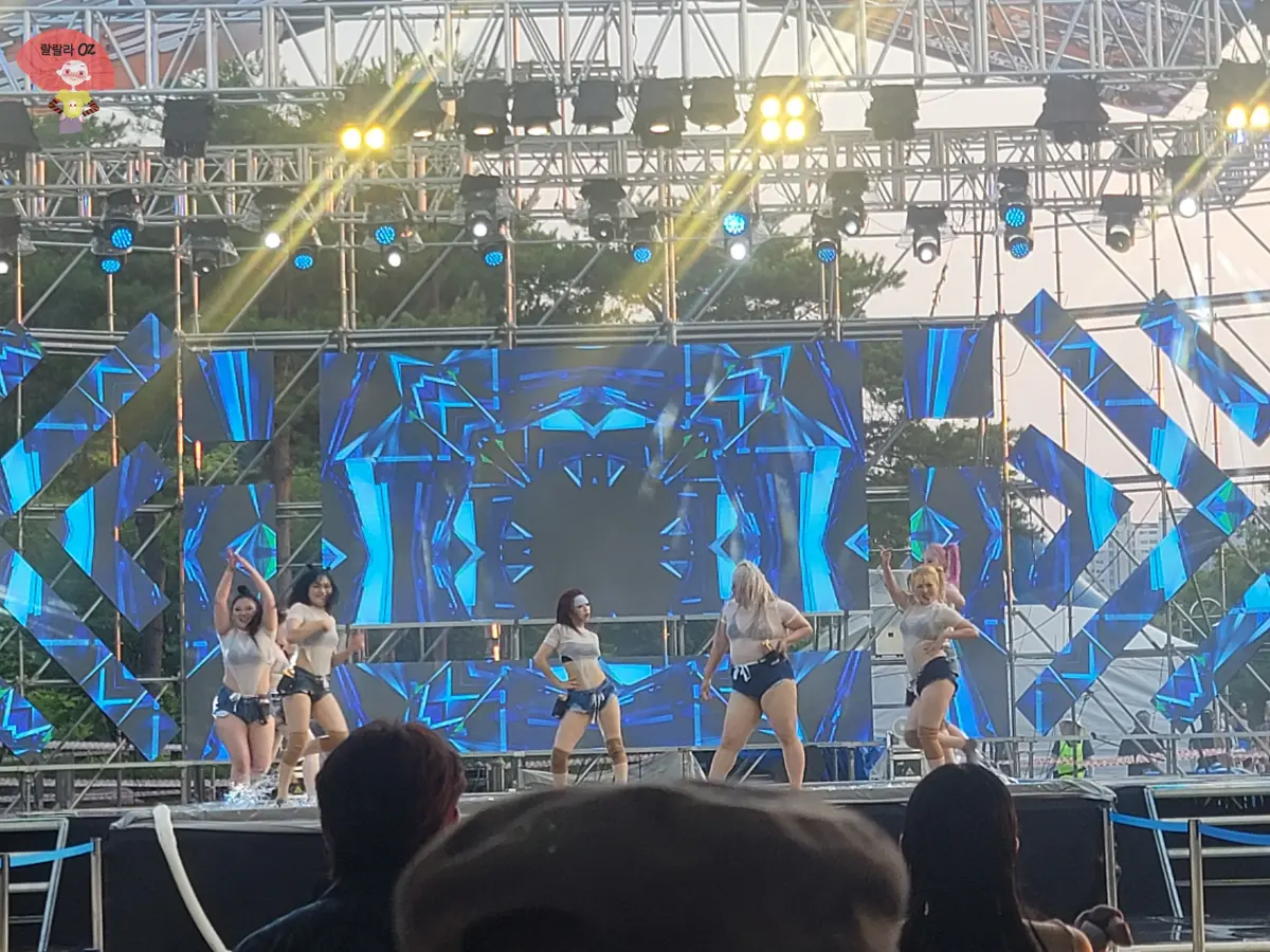 강원도-홍천-맥주축제-웻댄스-참가자팀-시스루-상의에-짧은-반바지를-입고-춤추고-있는-여성-댄서들