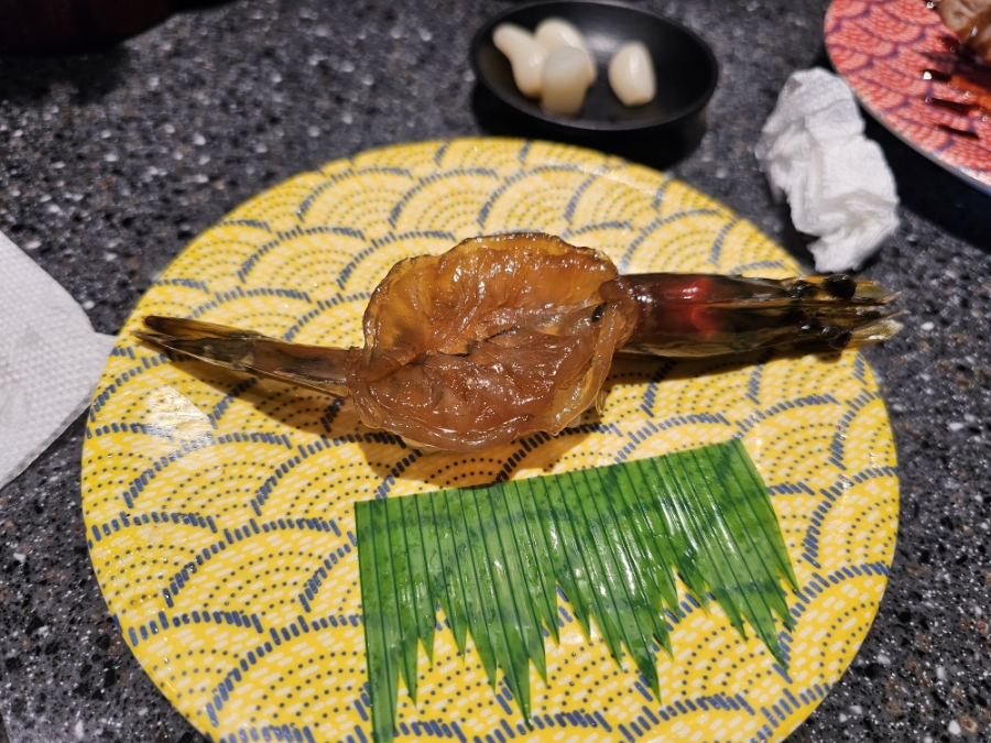 구리 스시도로 2호점의 다양한 초밥 종류들 사진, 간장새우