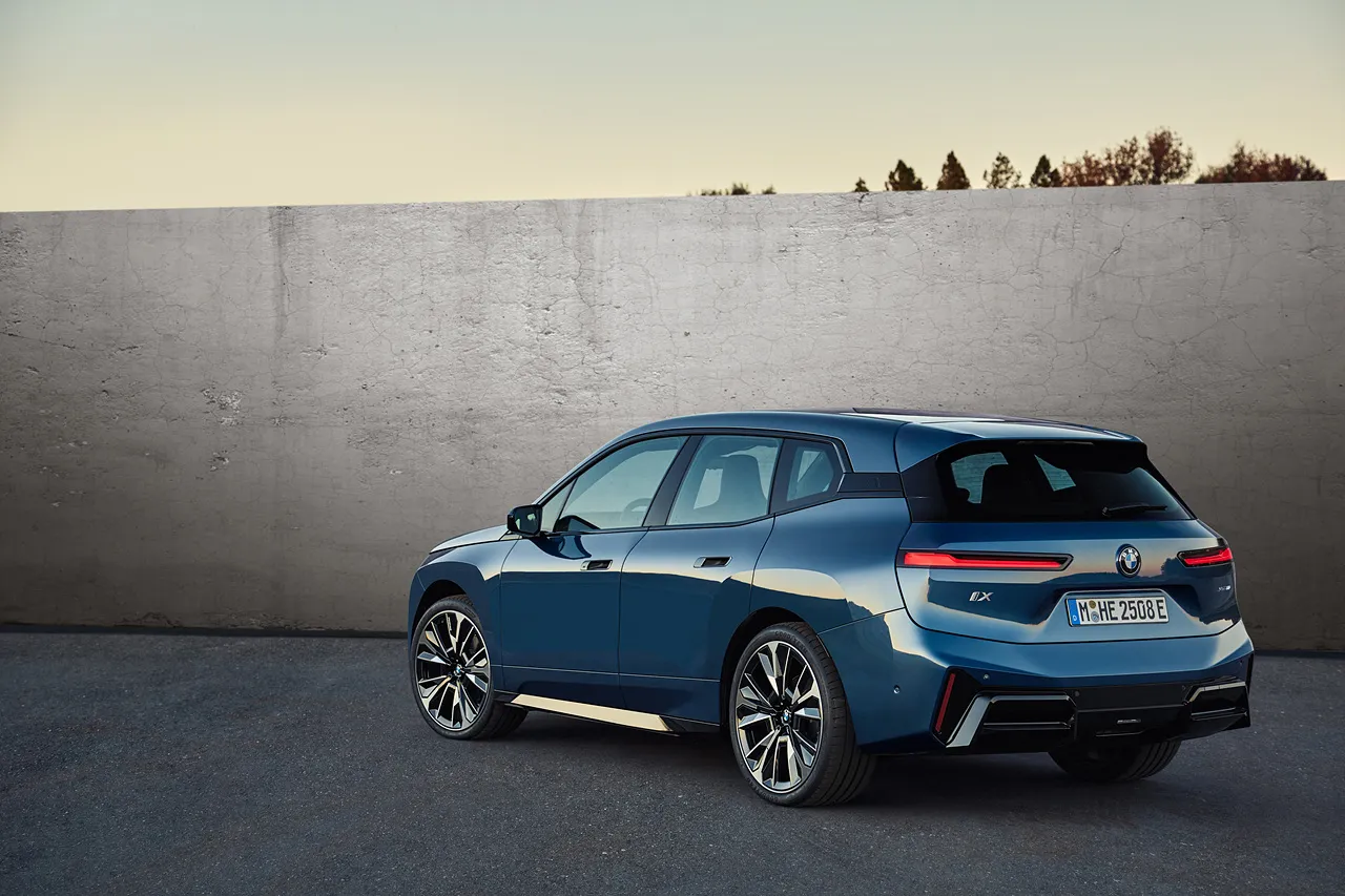 BMW iX 자동차 이미지