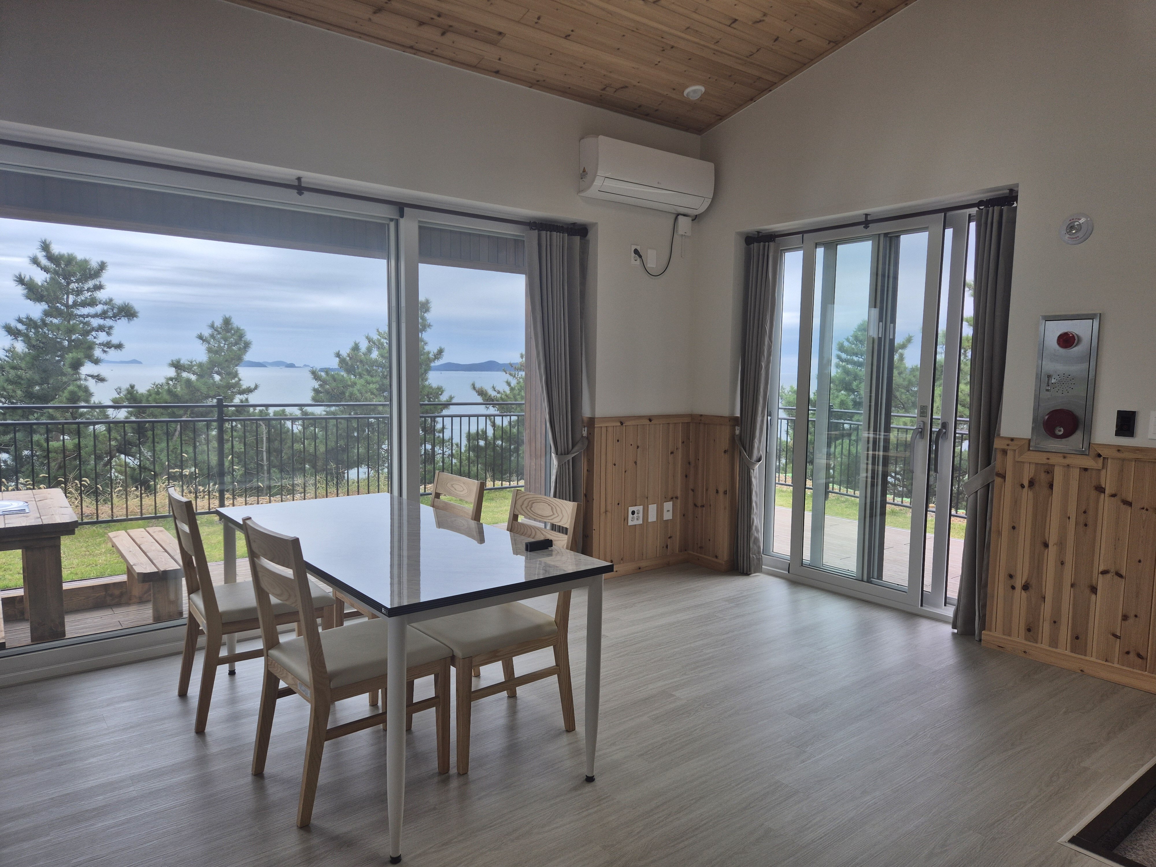 원산도자연휴양림 솔향채 내부 모습(오션뷰)