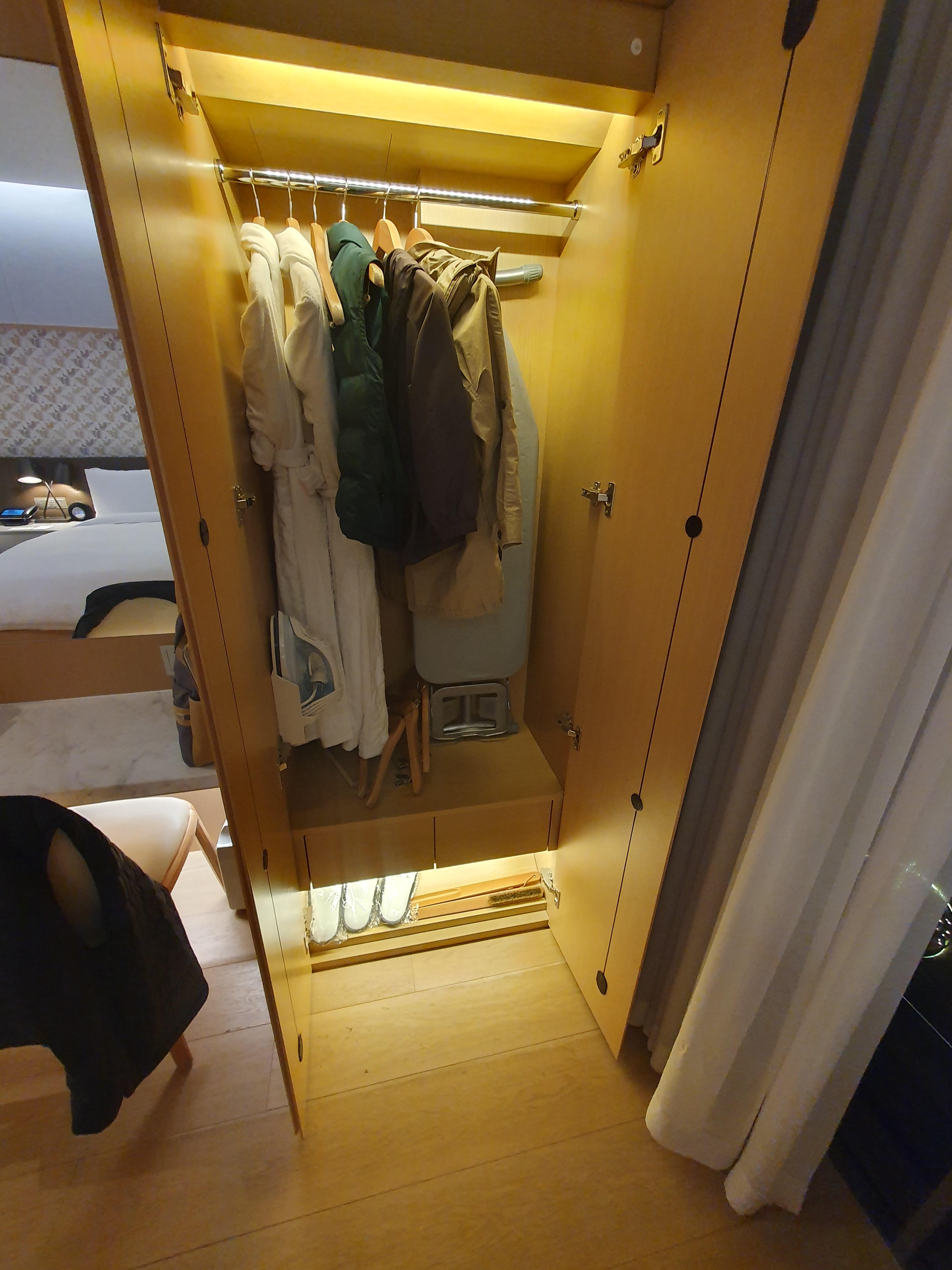 신화월드 메리어트 프리미어 패밀리 객실 객실 옷장 불켜짐이 자동이얌!