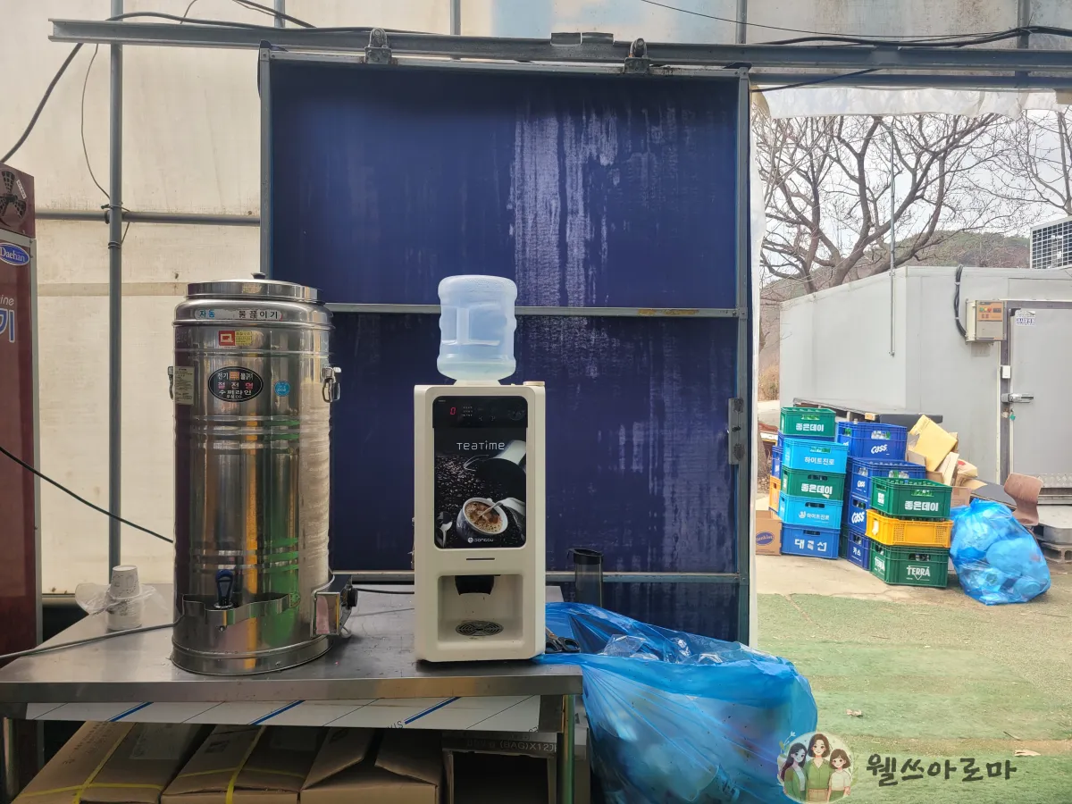 미나리삽겹살-3번집-입구에있는컵라면용뜨거운물-커피머신
