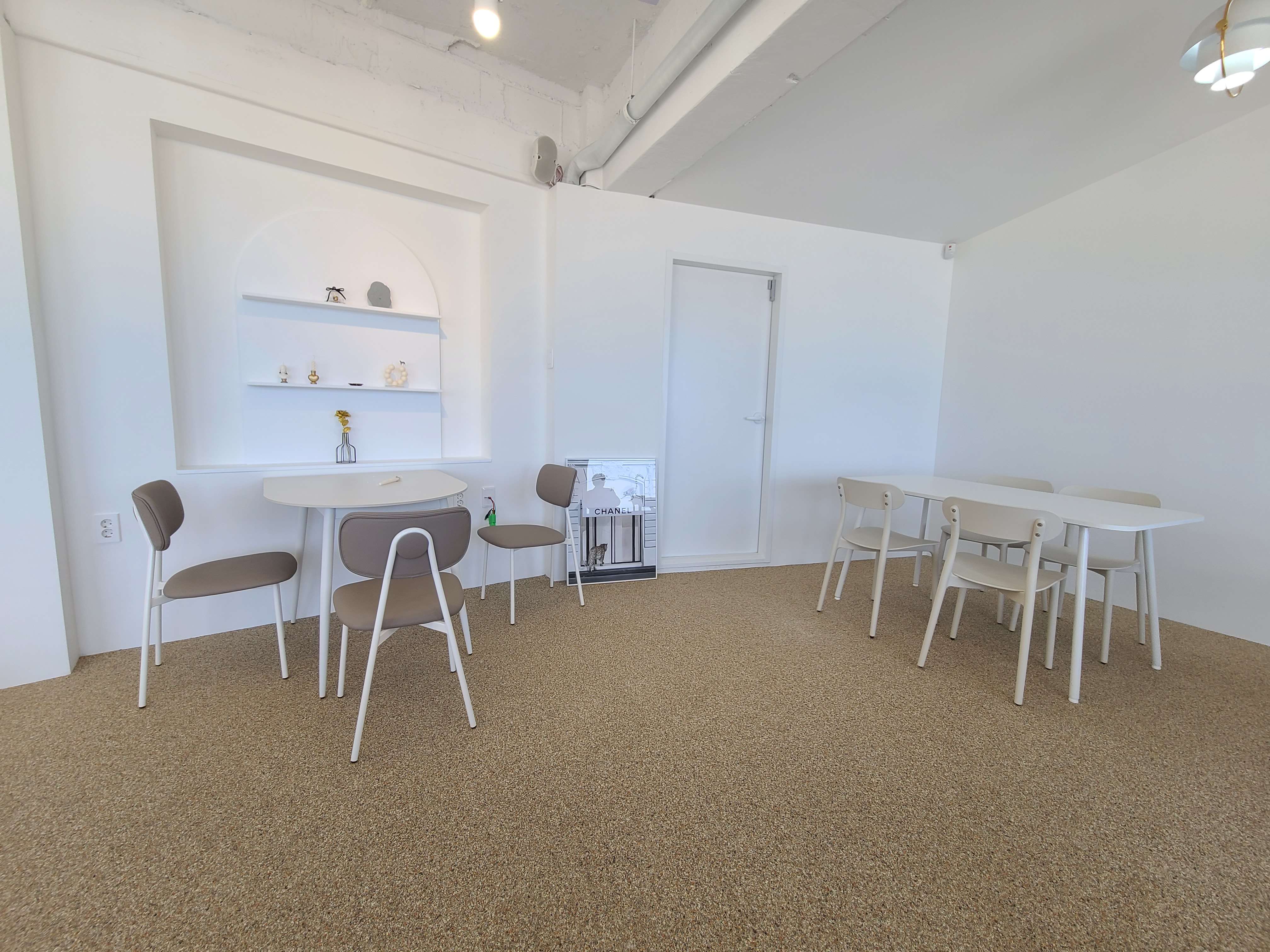 안목해변 카페 레오파드 2층 테이블들