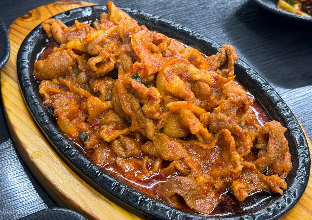 방금 볶아져 나온 오늘N 우렁제육쌈밥