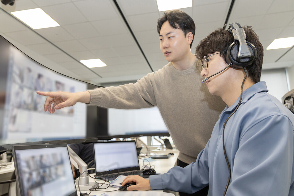 지난 4월 삼성전자 인재개발원에서 삼성전자 감독관이 상반기 삼성직무적성검사 응시자를 대상으로 예비 소집을 진행하고 있다. /사진 제공=삼성전자
출처 : 블로터(https://www.bloter.net)
