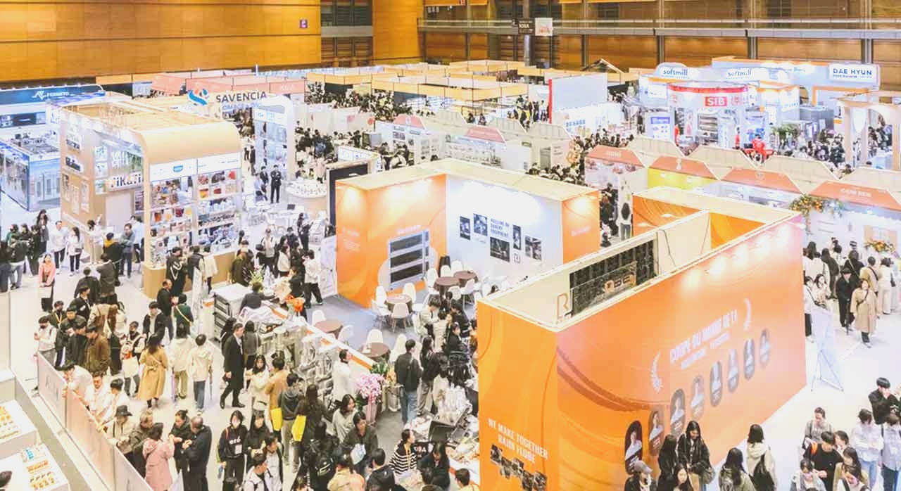 전시장에 각종 부스와 방문객이 길게 늘어선 2025 한국국제베이커리페어 현장 전경. [ⓒ한국국제베이커리페어 공식 홈페이지]