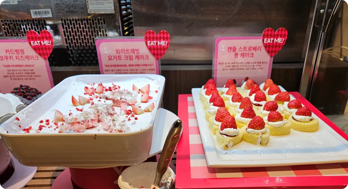 빕스-화이트래빗-요거트크림-케이크-캔들-스트로베리-롤케이크