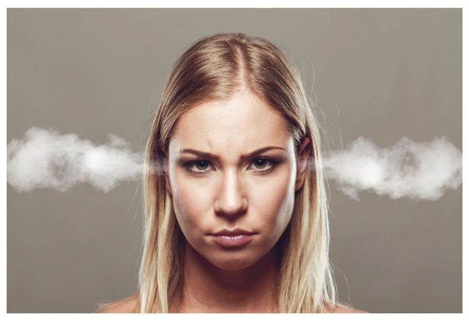 분노하는 여자 이미지