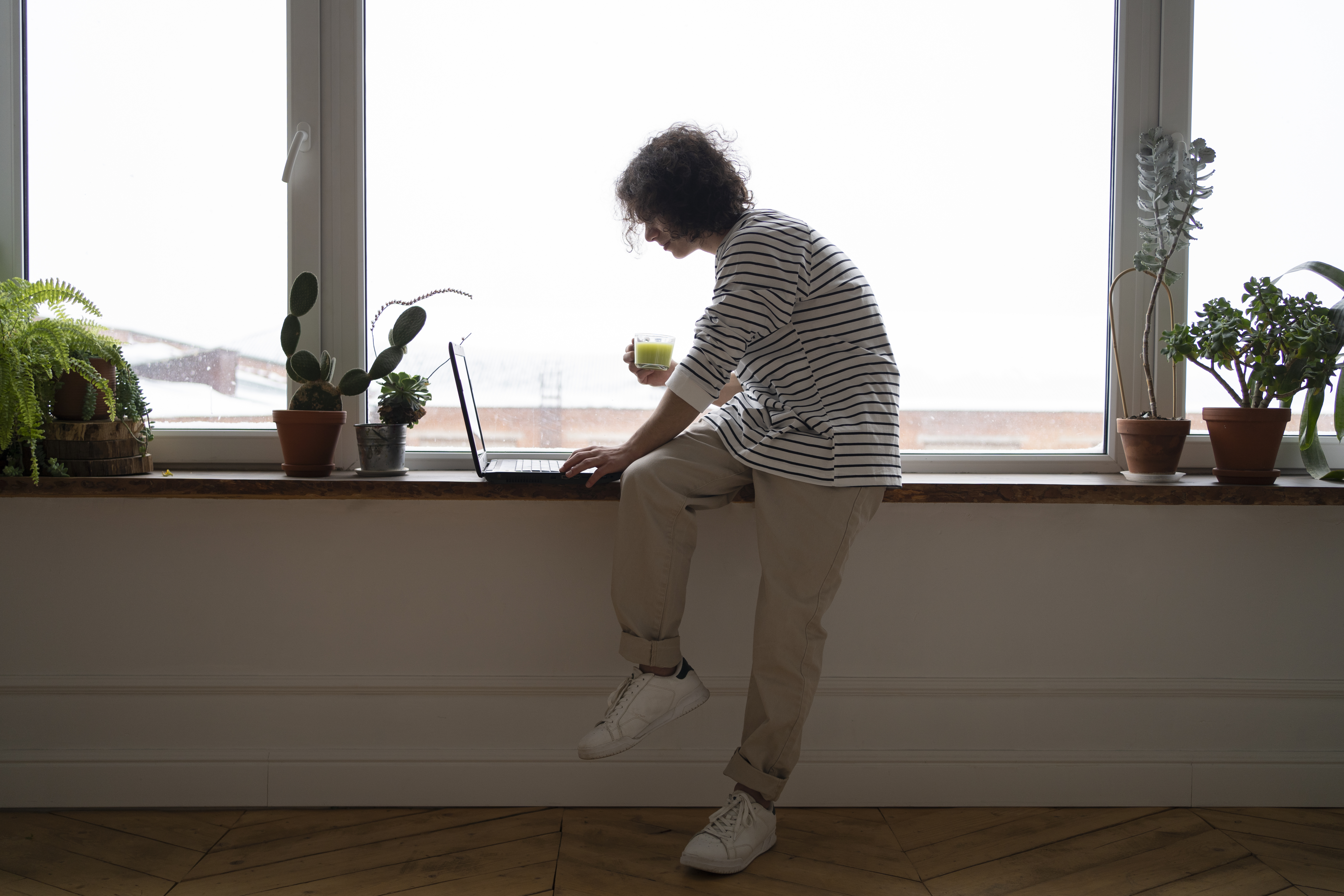 복잡한 현대 생활에서 고요하게 일에 집중하는 사람의 모습