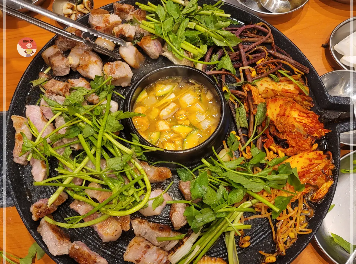 경기-남양주-다산점-효자동솥뚜껑-보리밥집-솥뚜껑-위에 -구운목살-야채들이-한가득