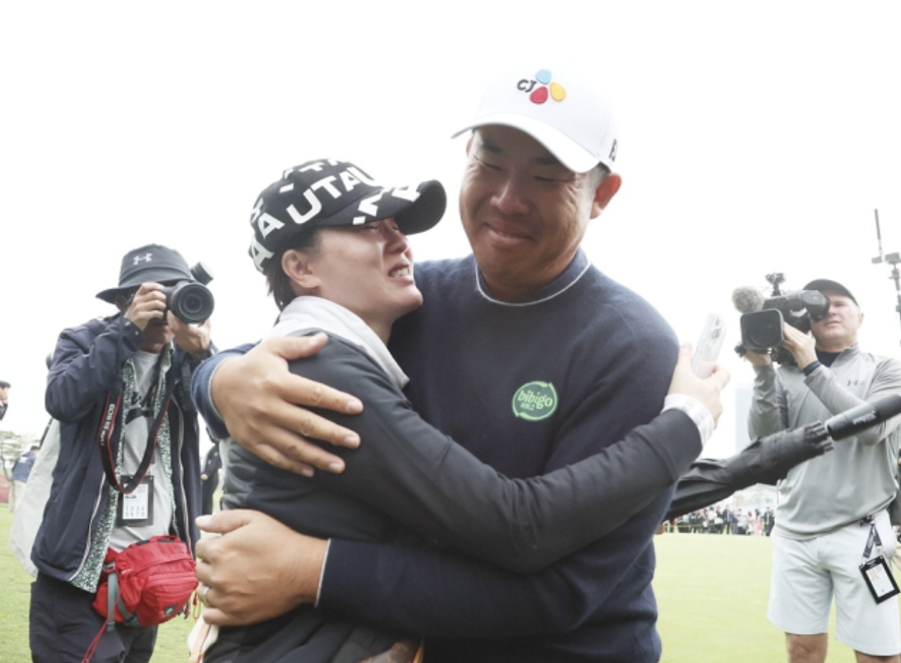 제네시스 챔피언십에서 우승한 후, 어머니 자오즈민과 기쁨을 나누는 '안병훈'