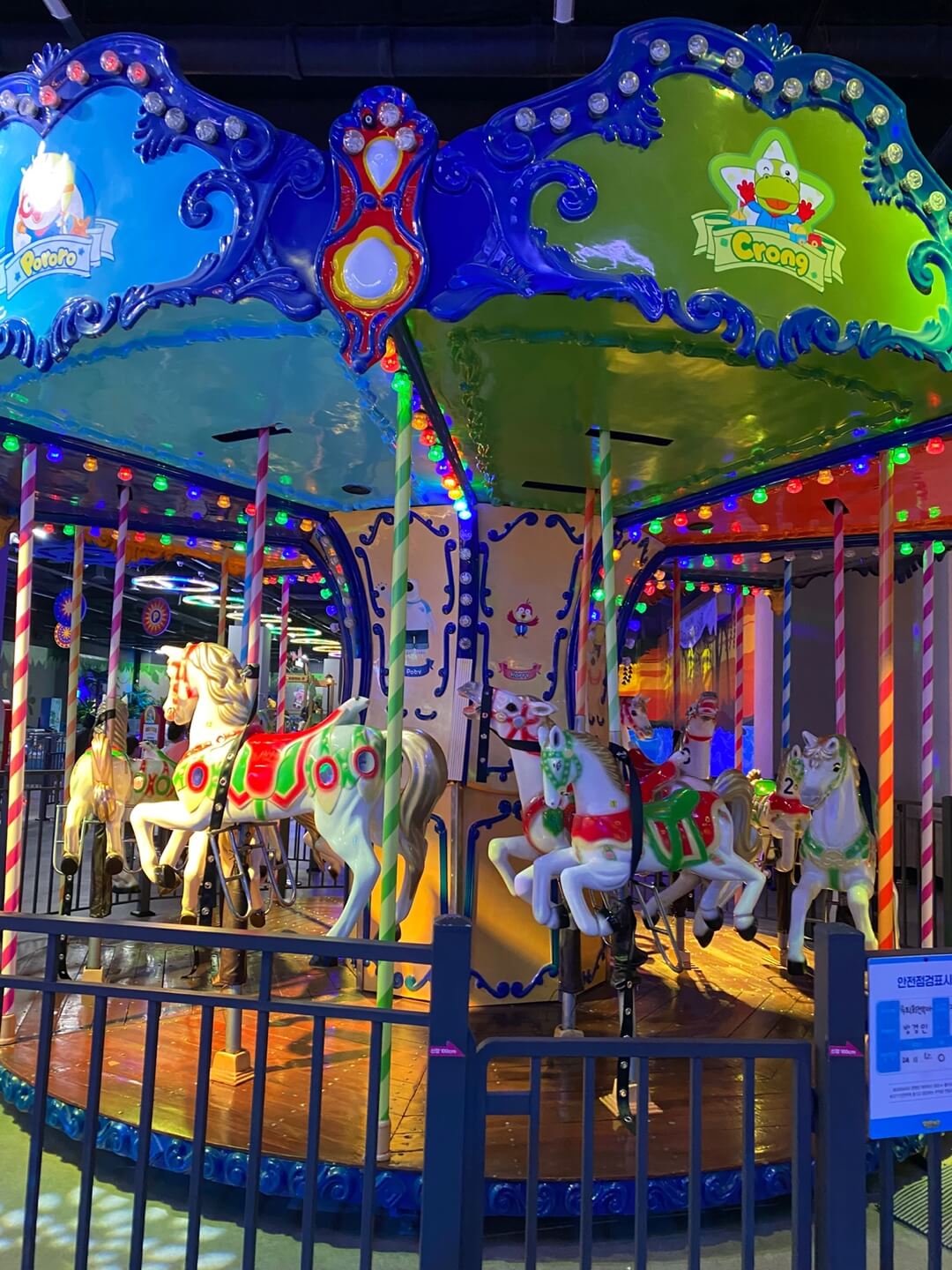 뽀로로-테마파크-월미도점-회전목마-이미지