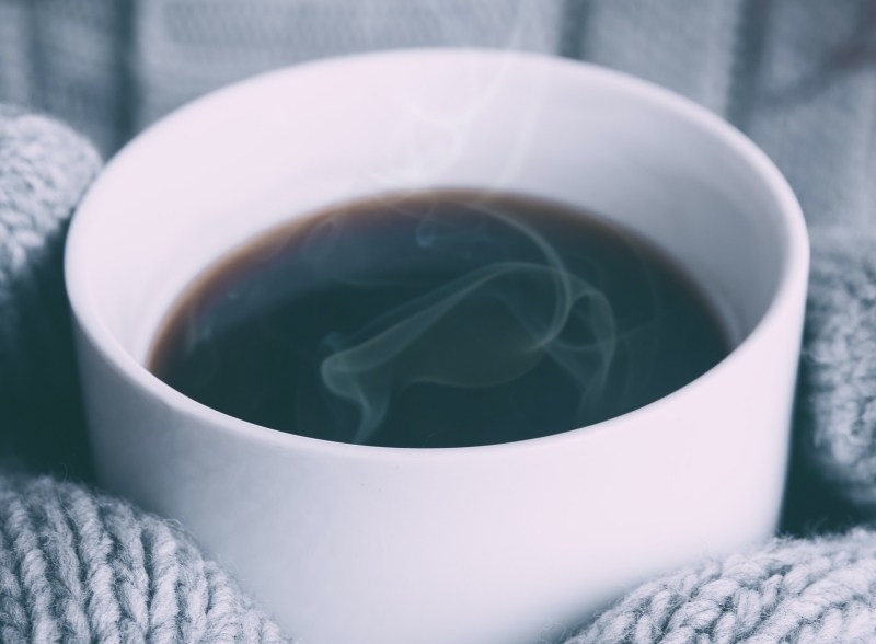 따뜻한 커피를 들고 있는 사진