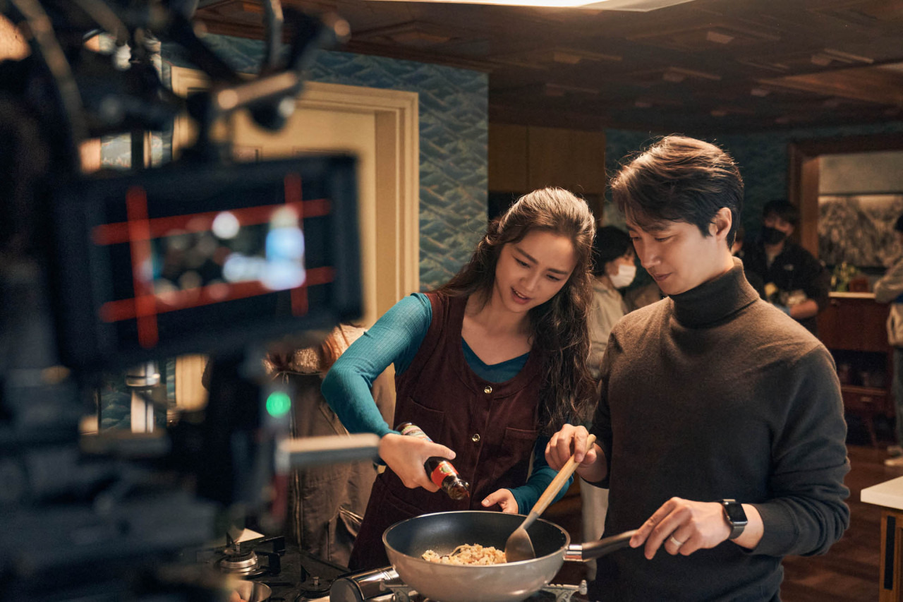 탕웨이 배우와 박해일 배우가 요리하는 모습을 카메라가 찍는 장면