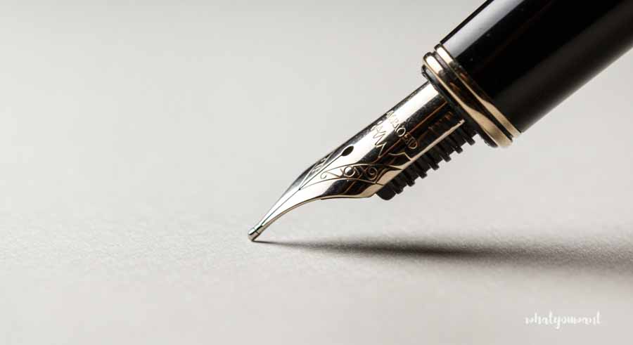 종이와 만년필의 각도