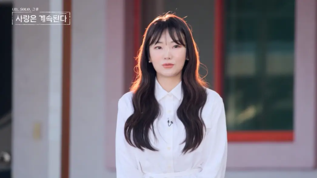 나솔사계-
긴 웨이브 머리를 풀어헤치고 흰블라우스를 입은채 웃으며 말하는 여자 9기 옥순