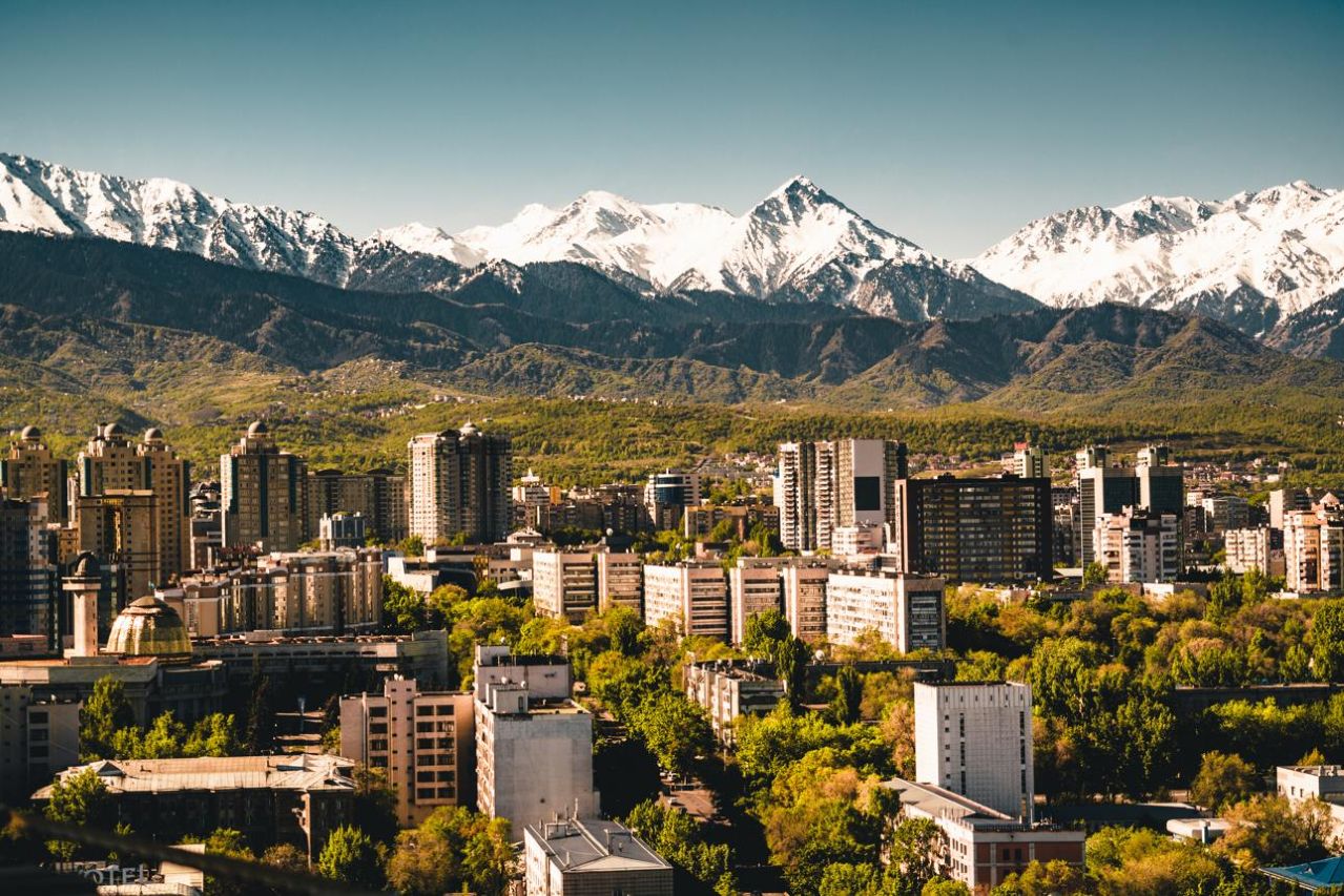 설산을 배경으로 한 알마티(Almaty) 시내 전경 또는 아스타나 바이트렉