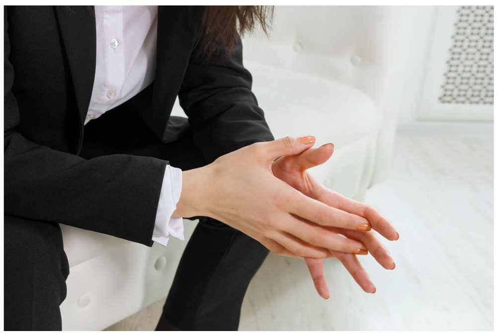 고민하고 있는 남자 손 사진