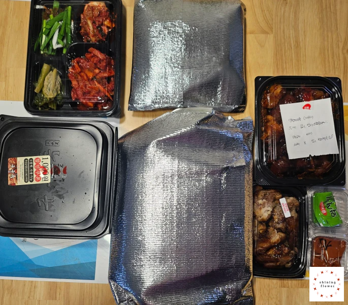 배달직후 포장된 보쌈과 족발과 야채, 양념 등 사진