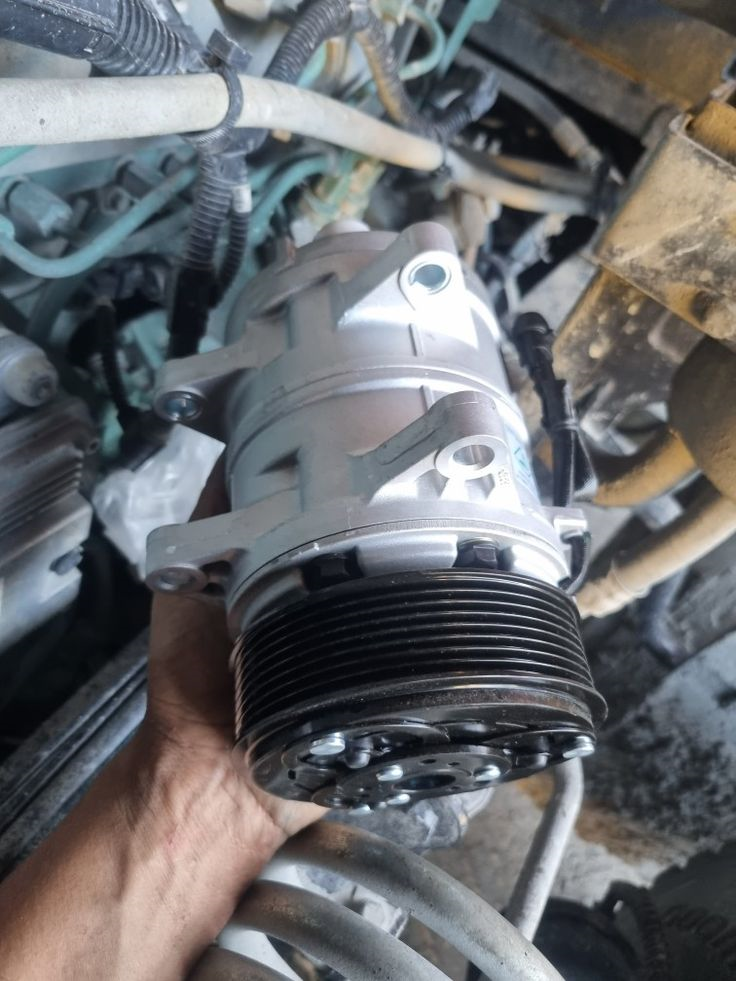 에어컨-컴퓨레셔를-들고있는-모습