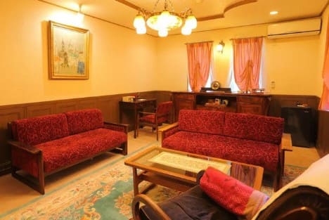 빨간색 소파와 테이블이 있는 방