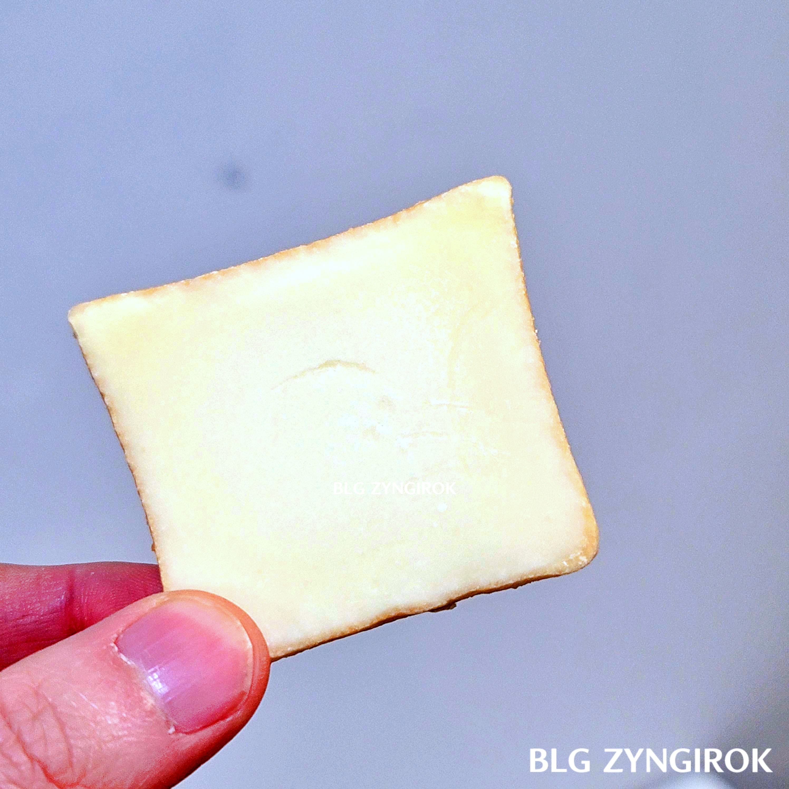 노브랜드 에그크림쿠키을 들고 있는 모습이다.