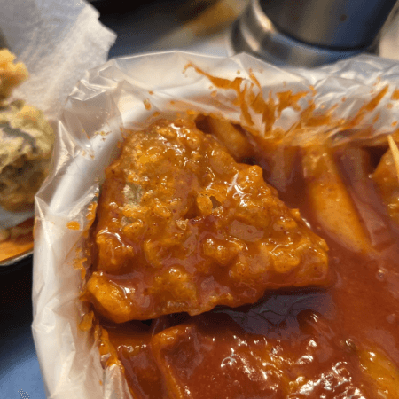 오달이분식 떡볶이 국물에 묻힌 튀김
