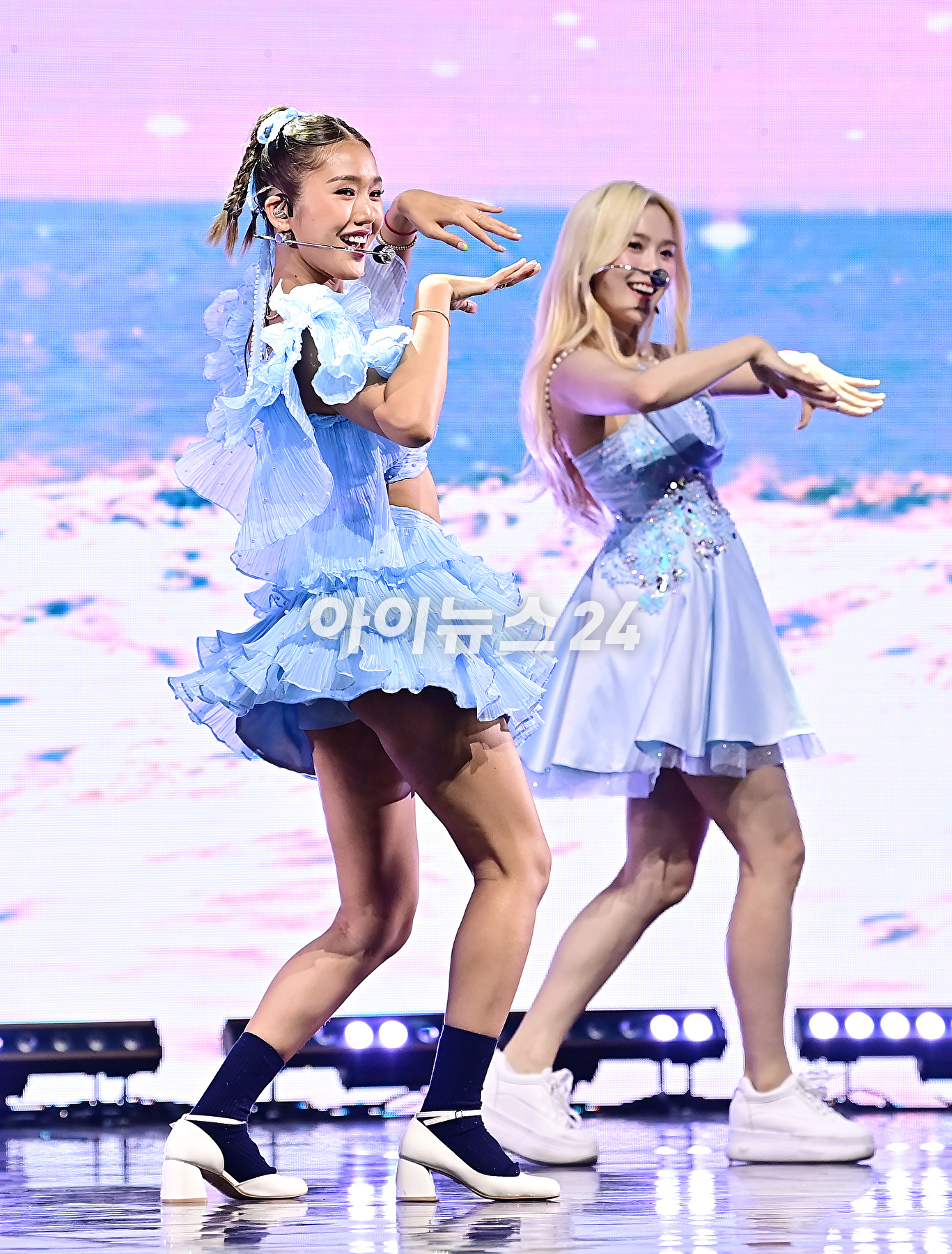 그룹 오마이걸 미미가 24일 오후 서울 광진구 예스24라이브홀에서 진행된 아홉 번째 미니 앨범 &#39;골든 아워글래스&#39;(Golden Hourglass) 발매 기념 쇼케이스에서 포토타임을 갖고 있다. [사진=곽영래 기자]