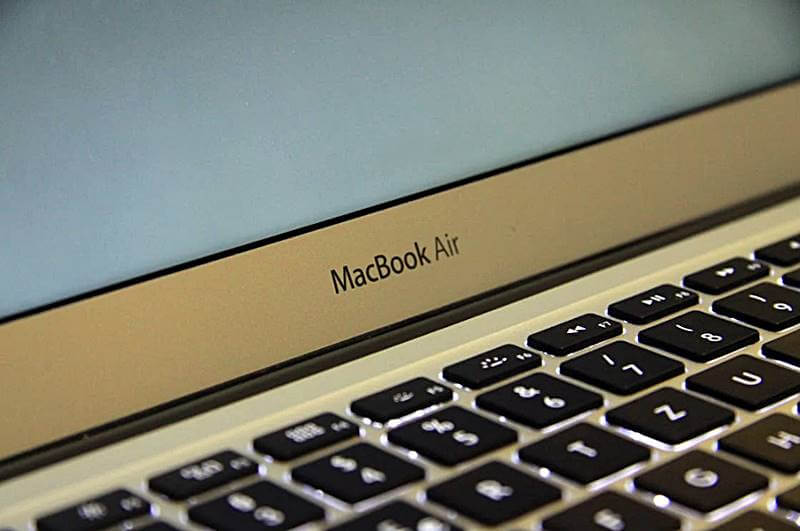 맥북-에어-노트북-액정과-키패드의-모습