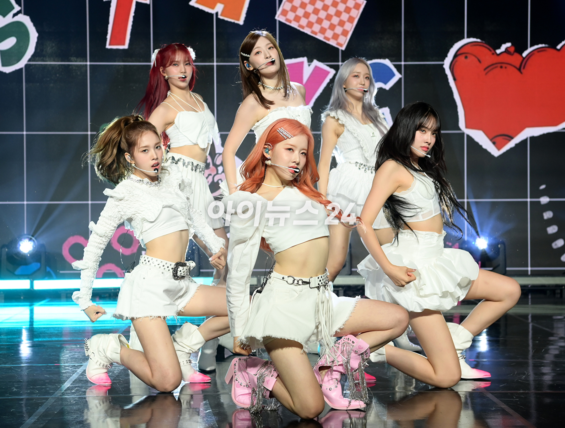 그룹 스테이씨가 16일 오후 서울 강남구 청담동 일지아트홀에서 진행된 스테이씨(STAYC) 세 번째 미니 앨범 '틴프레시(TEENFRESH)' 발매 기념 쇼케이스에 참석하고 있다. [사진=정소희 기자]