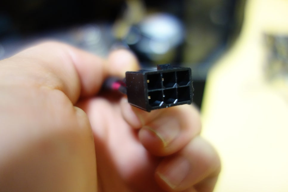 그래픽카드 보조전원 커넥터 근접 사진(1)