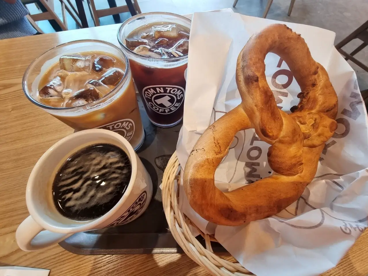 아메리카노와 크림치즈 프레즐