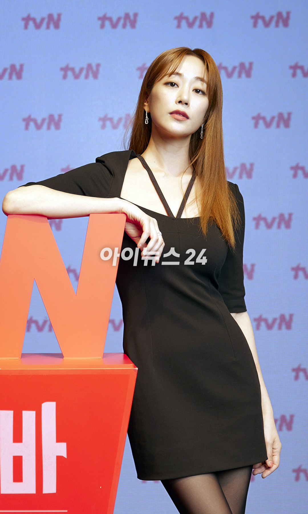 배우 김효진이 19일 온라인으로 진행된 tvN 새 토일드라마 &#39;무인도의 디바&#39; 제작발표회에 참석하고 있다. [사진=tvN]