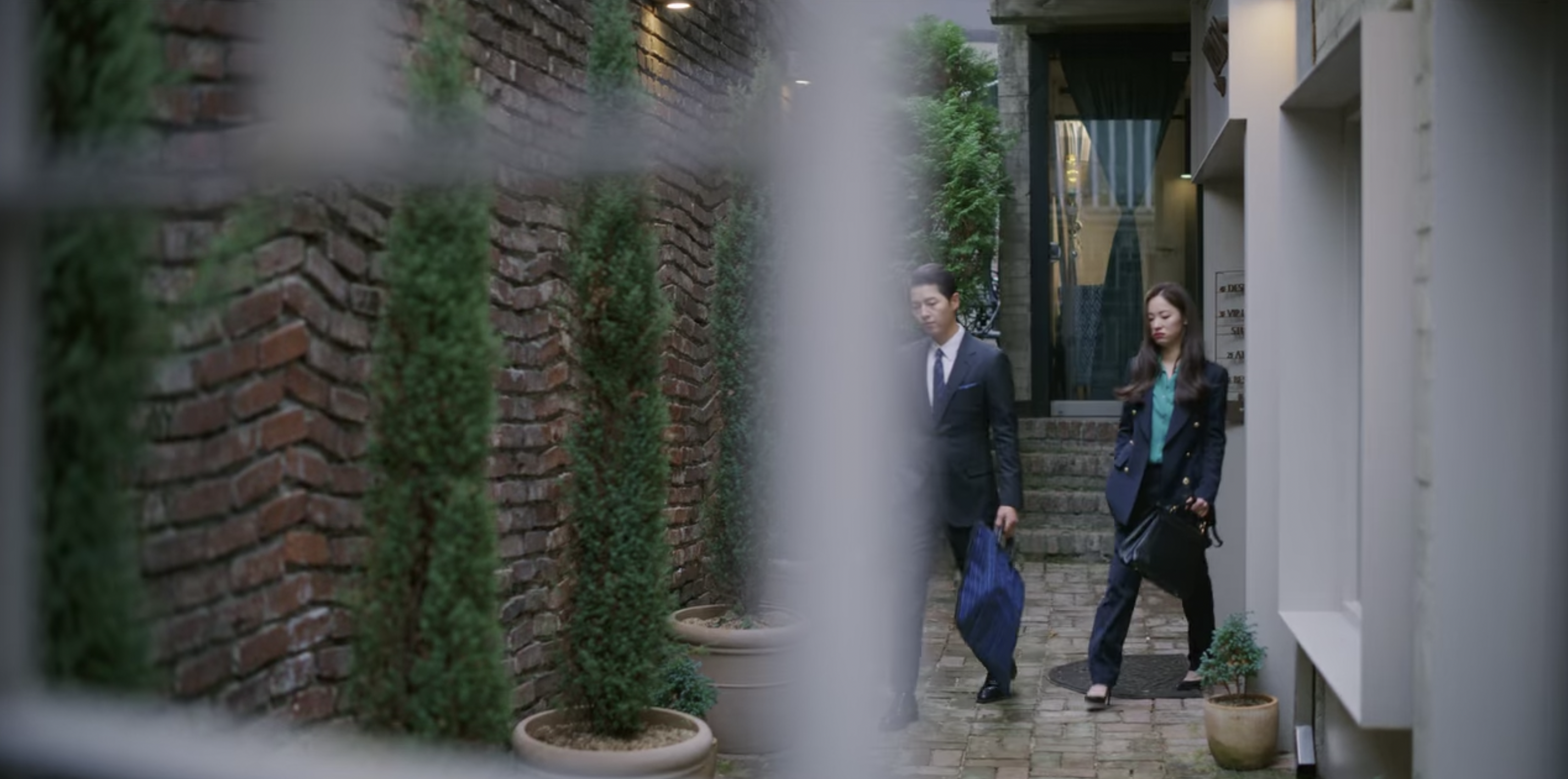 페레가모 가방을 들고 있는 전여빈