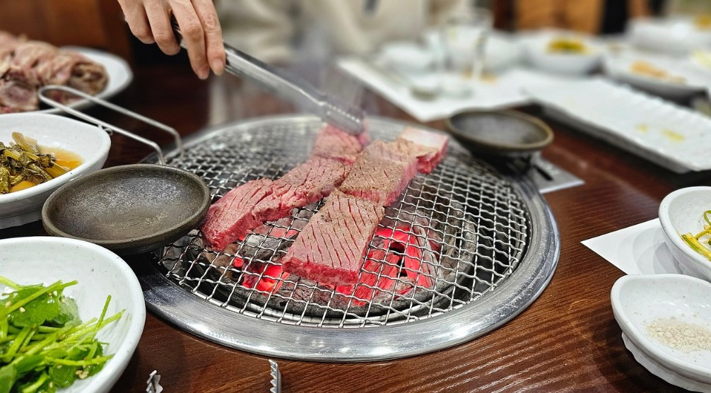 한국의 소고기를 숯불에 굽는 사진